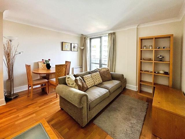 Merchants Quay 1 bed apartment to rent £900 pcm £208 pw