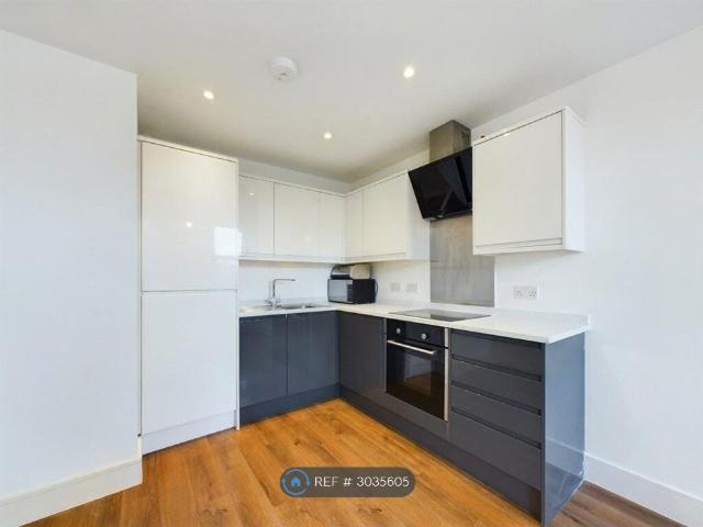 Mercury Gardens, Romford RM1, 1 bed flat to rent, £1,400 pcm | PrimeLocation