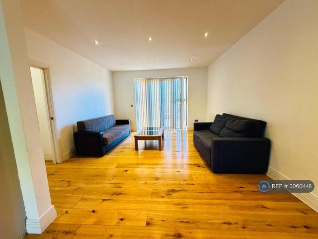Mercury House, Feltham, TW13 2 bed flat to rent £1,750 pcm £404 pw