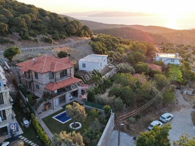 Merdivenli'de Lüks Deniz Manzaralı Havuzlu Müstakil Taş Villa