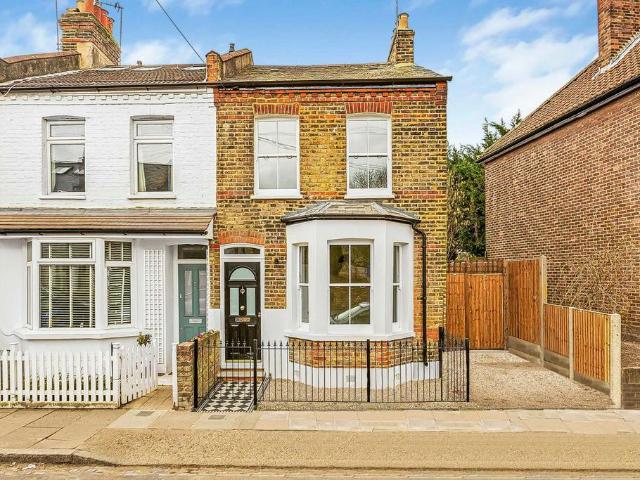Mereway Road, Twickenham TW2 2 bed terraced house to rent £3,500 pcm £808 pw