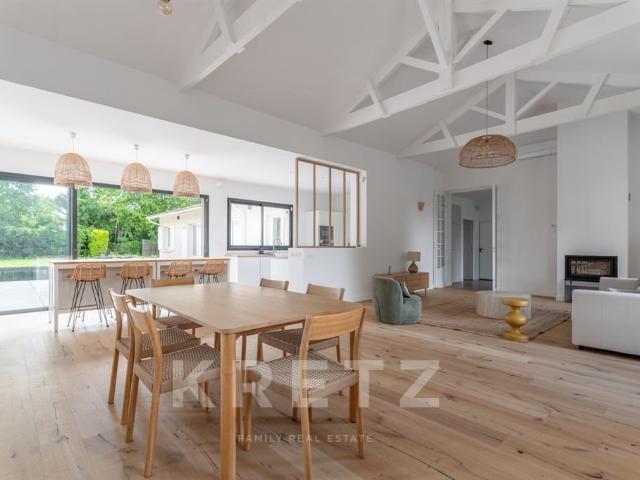 Mérignac Villa Rénovée De 205 M², 5 Chambres, Garage Et Dépe. 265m² Mérignac