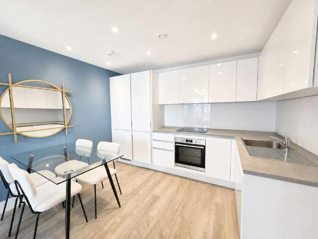 Meridian Way, SOUTHAMPTON 2 bed flat to rent £1,600 pcm £369 pw