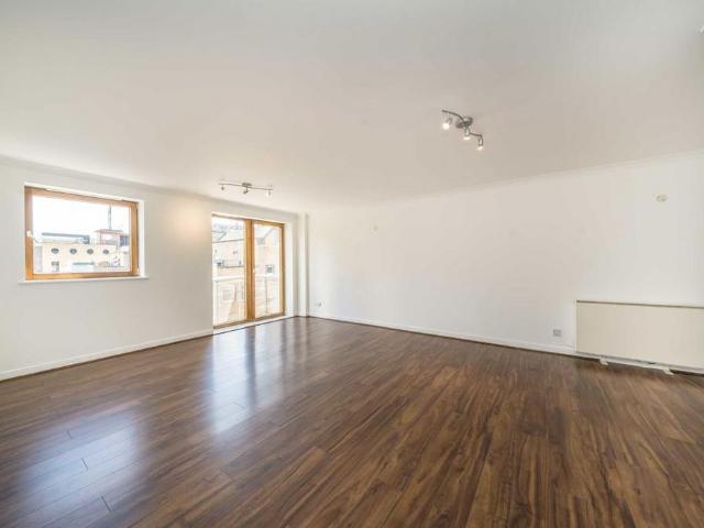 Meridian Place, London E14 2 bed flat to rent £2,400 pcm £554 pw