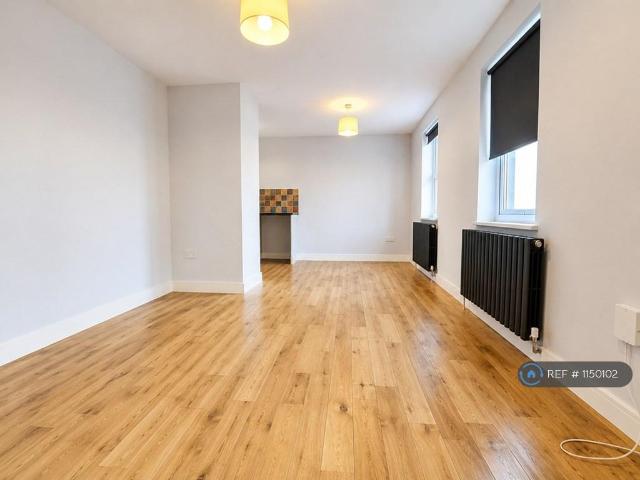 Meridien, Hornchurch, RM11 2 bed flat to rent £1,800 pcm £415 pw