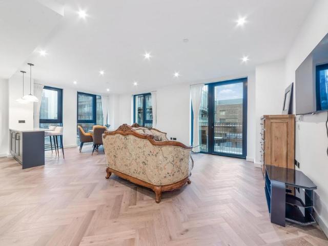 Merino Gardens, London Dock, London, E1W 2 bed apartment to rent £5,000 pcm £1,154 pw