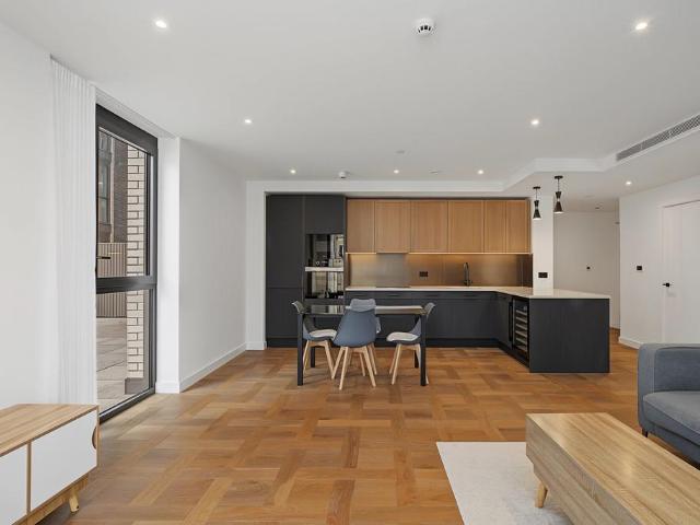 Merino Gardens, London, E1W 2 bed apartment to rent £4,300 pcm £992 pw