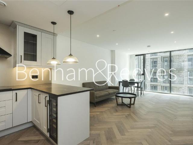 Merino Gardens, London, E1W 2 bed property to rent £4,100 pcm £946 pw