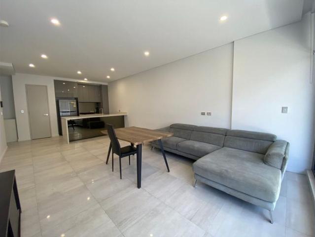 Meriton Oversized 2B2B1C apartment, Close to Transport & Shopping Centre