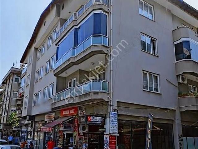 Merkez De Çark Caddesinde Bakımlı 167mt2 Büyük Daire
