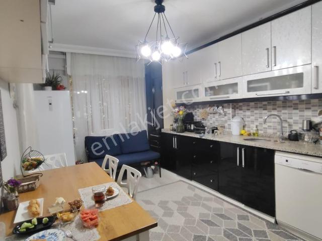 Merkez Efendi Mah.de 13 Yaşında Otoparklı 3+1 Daire Fırsatı