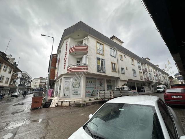Merkez Yeni Camii Karşısı 1+1