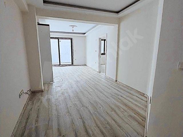 MERKEZDE TERASLI BÜYÜK KULLANIŞLI 1+1 DAİRE