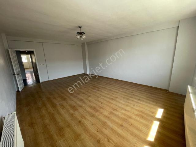 Merkez'de Yeni Boyanmış Çift Cepheli 130 M² Geniş 3+1 Daire