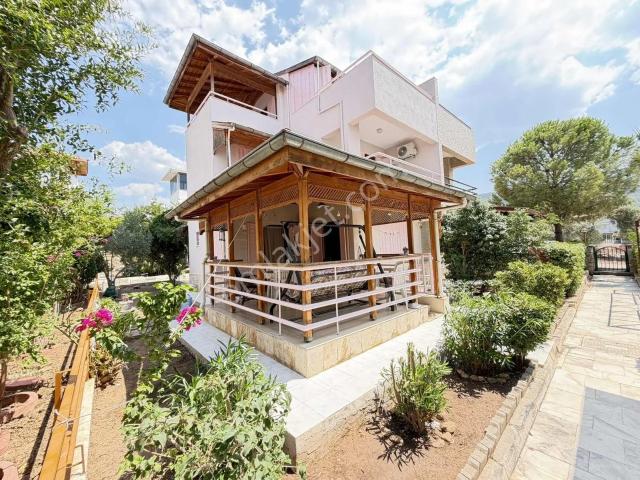 Merkezde Çarşı Pazar Ayağınızın Altında Ayrı Mutfak 3+1 Villa