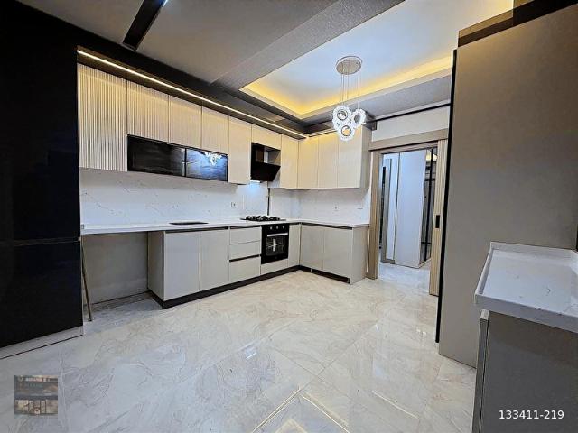 Merkezde Sıfır Bina Cadde Üzeri 2.Kat 4+1 160 m2 Giyinme Odalı