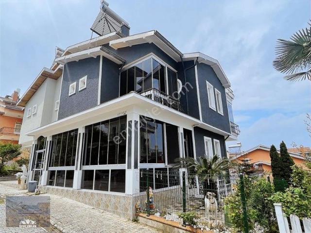 Merkeze Yakın 5+1 Deniz Manzaralı Tripleks Villa