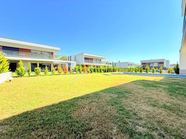 Merkeze Yakın 7/24 Güvenlik özel Havuz/otopark 500 M2 Bahçe vrf ultra Lüx 5+1 tamamı Müstakil