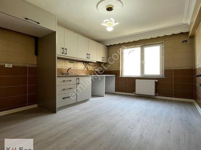 Merkezi Konumda Caddeye Yakın Geniş Metrekare 2+1 Kiralık Daire