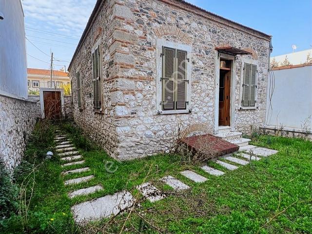 Merkezi Konumda, Bahçeli Ve Özgün Mimariye Sahip Satılık Rum Evi