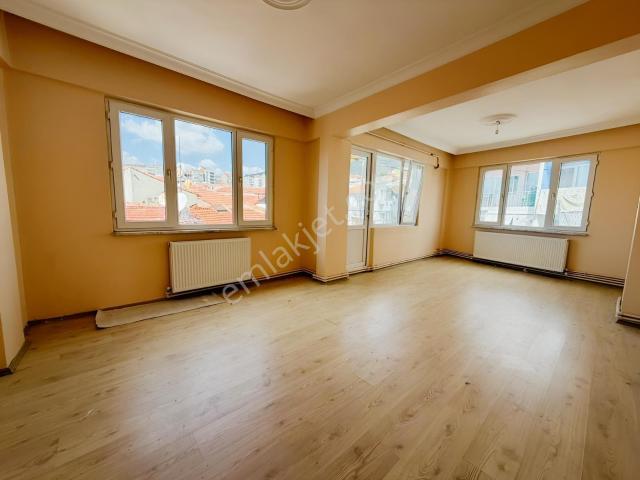 Merkezi Konumda Balkonlu Ferah 2+1 Kiralık Daire