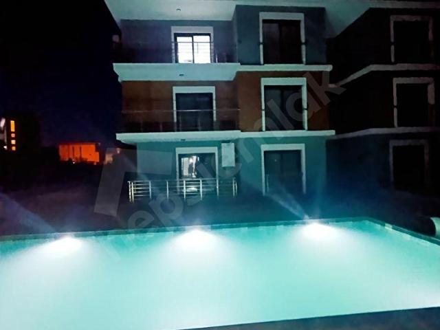 Merkezi Konumda Havuzlu Site İçinde Asansörlü 1+1 Satılık Daire