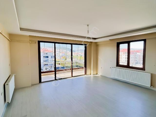 Merkezi Konumda, Lüks & Ferah Açık Otoparklı 3+1 Kiralık Daire