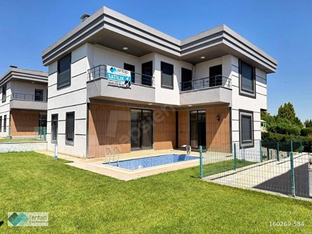 Merkezi Konumda Site İçerisinde Satılık 4+1 Lüks Villa!