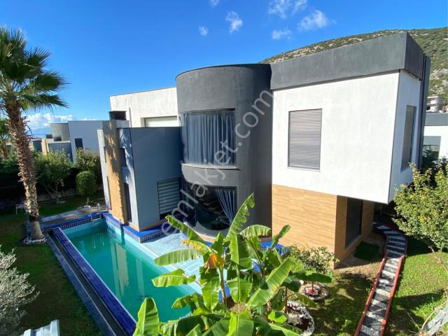 Merkezi Konumda Ultra Lüx Özel Havuzlu 4+1 Full Eşyalı Satılık Villa
