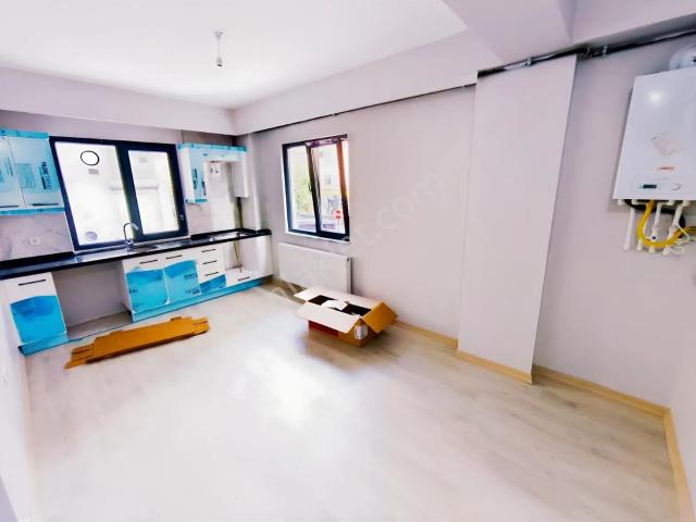 Merkezi Yerde Otobüs Durağına Yakın Yeni Bina Y.giriş 1+1 Daire