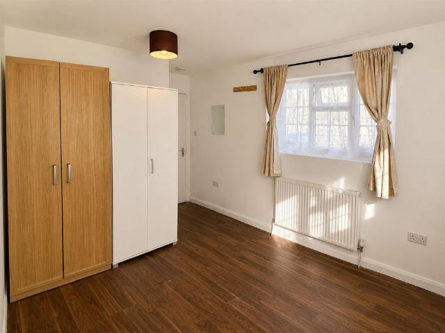 Merlin Crescent, Edgware, London 1 bed in a house share to rent £600 pcm £138 pw