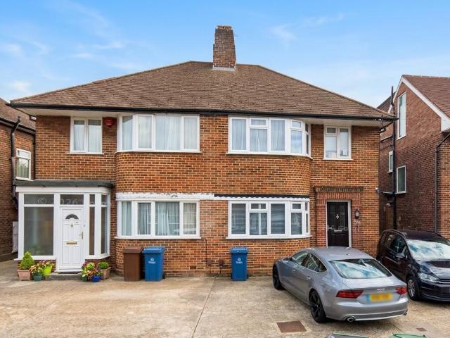 Merrion Avenue, Stanmore HA7 3 bed house to rent £2,550 pcm £588 pw