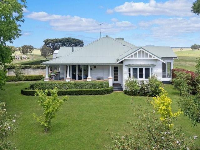 Exceptional Renovated Homestead on 40 Acres Tarrington, Close to Hamilton