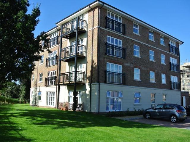 Merrill House, Kenley Place 2 bed apartment to rent £1,475 pcm £340 pw