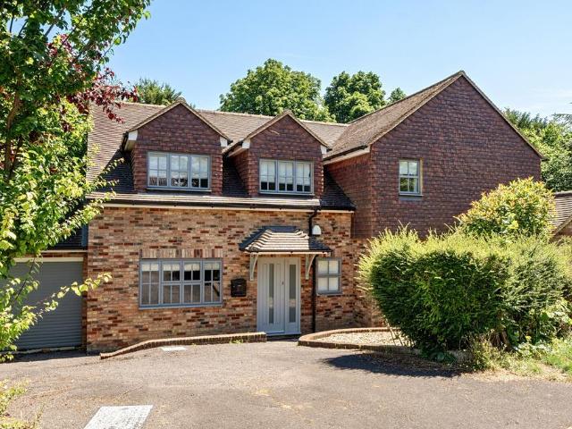 Merrow Chase, Guildford, Surrey, GU1 5 bed detached house to rent £4,500 pcm £1,038 pw