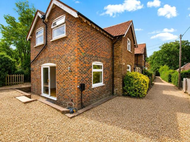 Merrow Lane, Guildford, Surrey, GU4 3 bed semi detached house to rent £2,650 pcm £612 pw