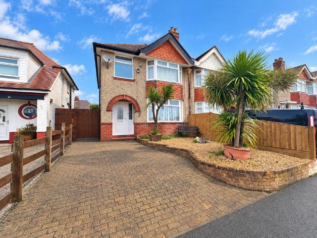 Merryoak Road, Southampton SO19 3 bed semi detached house to rent £1,500 pcm £346 pw