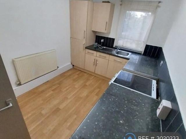 Merrydale Square, Northampton, NN3 2 bed flat to rent £1,000 pcm £231 pw