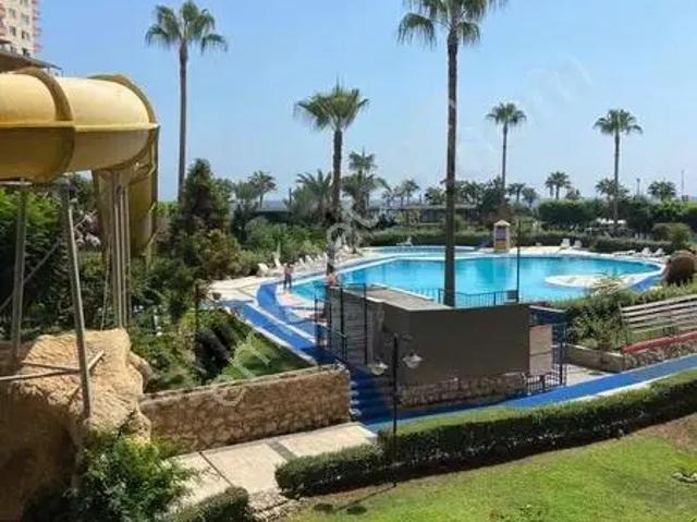 Mersin Çeşmeli Liparis 3 Sitesinde Full Eşyalı 3+1 Satılık Daire