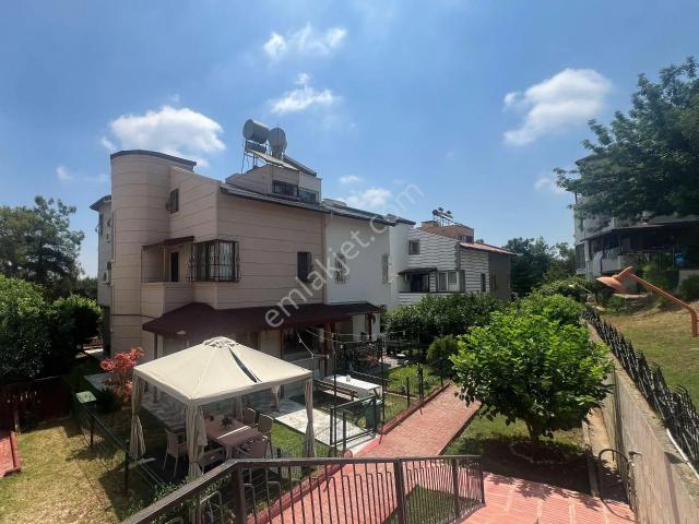 Mersin Mezitli Kuyuluk Mahallesinde Satılık 5+1 Tripleks Villa