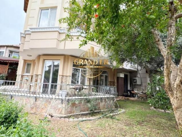 Mersin Yenişehir 50.yıl Mah. Satılık 5 +1 Tripleks Villa
