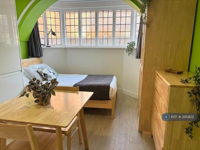 Merstham, Redhill, RH1 1 bed in a flat share to rent £1,070 pcm £247 pw