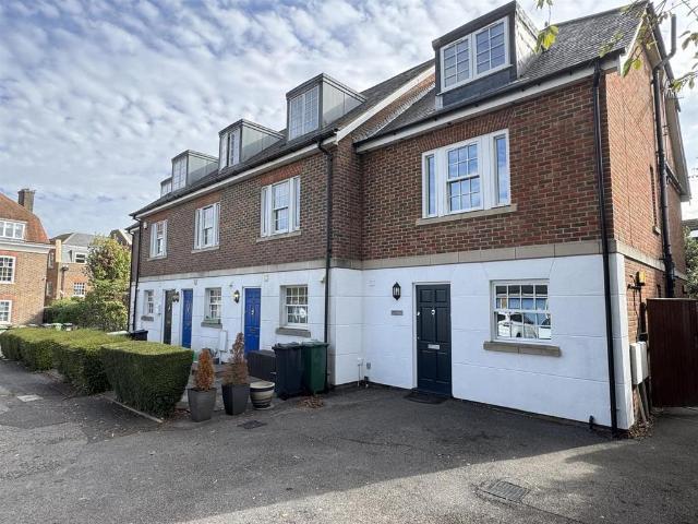 MERSTHAM RH1 4 bed house to rent £2,600 pcm £600 pw