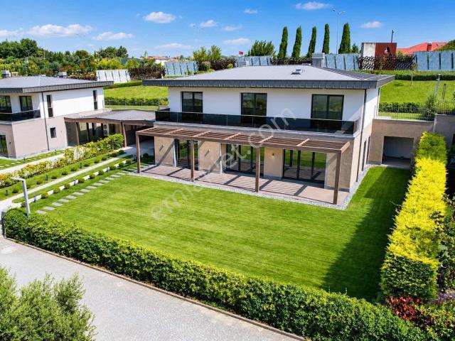 Mesa Yeşilyaka Koru'da Peyzajlı Bahçesiyle Sıfır 6+1 Vılla