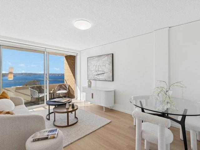 Mesmerising harbour views from light and airy apartment