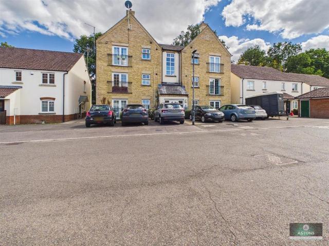 Messenger Close, Crawley RH11 2 bed apartment to rent £1,395 pcm £322 pw