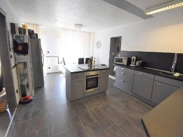 Metzkausen: 4 Familien Haus mit freier Eigentümerwohnung, 5 Stellplätzen und Garten !