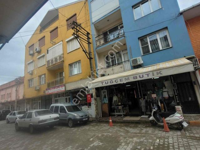 Meta'dan Belediye Arkasında Satılık Ara Kat Doğalgazlı Daire