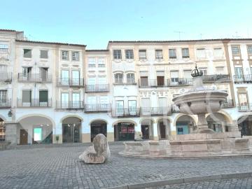 METADE DE PRÉDIO HISTÓRICO DUPLEX NA PRAÇA DO GIRALDO – ÉVORA, PATRIMÓNIO MUNDIAL DA UNESCO