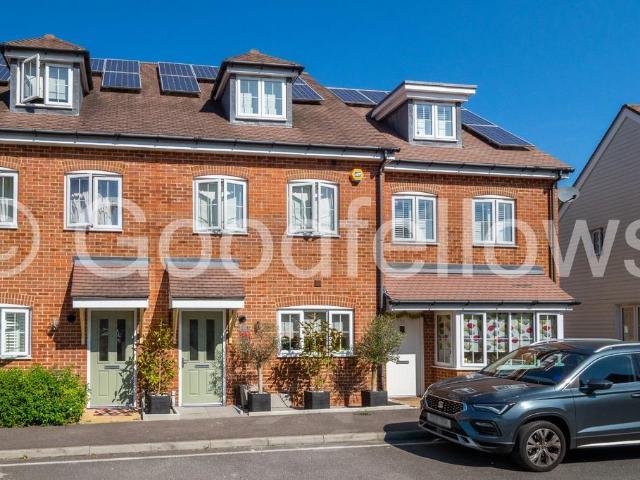 Metcalfe Avenue, Carshalton SM5 4 bed terraced house to rent £3,000 pcm £692 pw